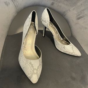 Brash gray silver snakeskin embossed high heel pumps Size 9